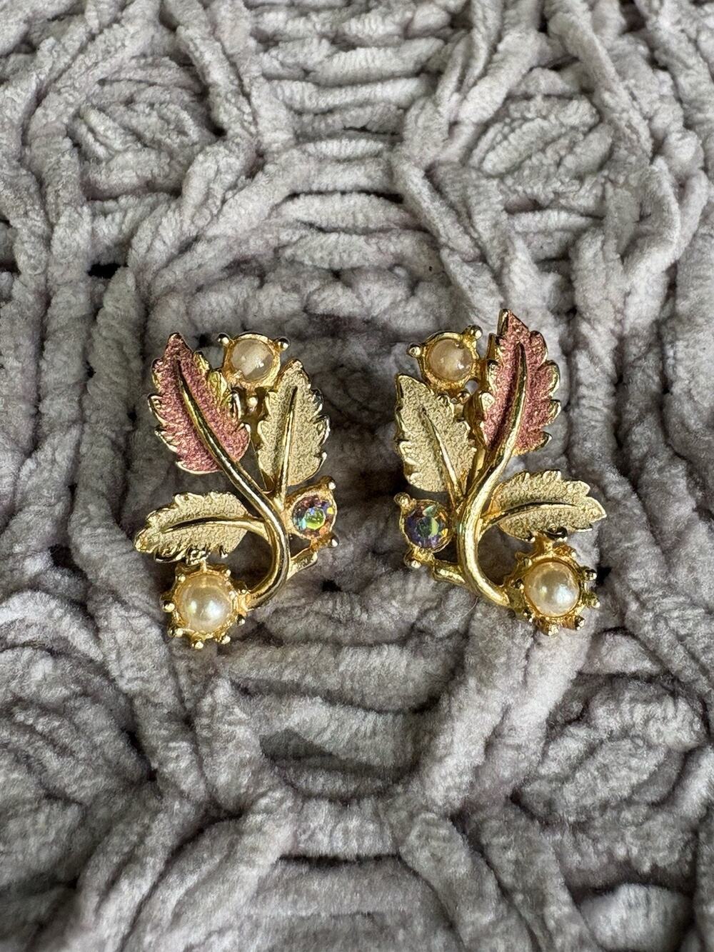 Vintage Estate Faux Pearl Gold Tone Leaf Screw Back Earrings Mid Century Jewelry